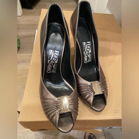 Salvatore Ferragamo Fiberia Peep toe metallic pumps. 37. new - Picture 4 of 8